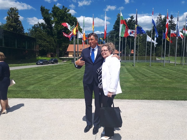 Predsednik Pahor medicinskim sestram, tehnikom zdravstvene nege, bolničarjem-negovalcem in babicam vročil repliko Jabolka navdiha